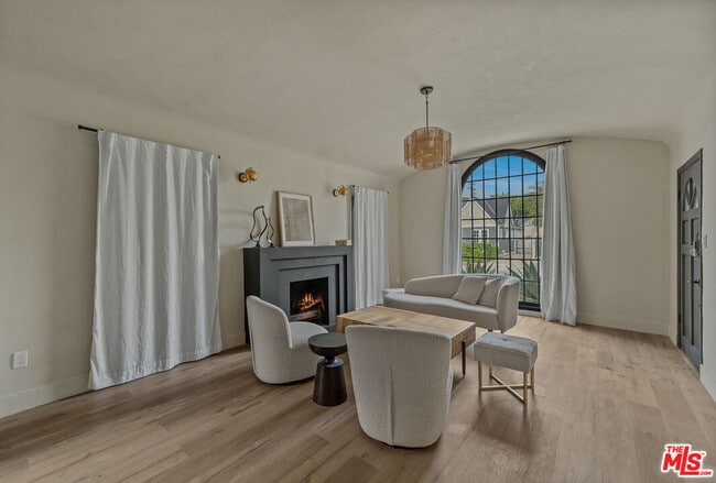 Photo - 8822 Rosewood Ave