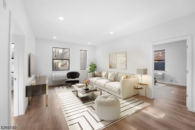 25 Freeway Dr E Unit 203