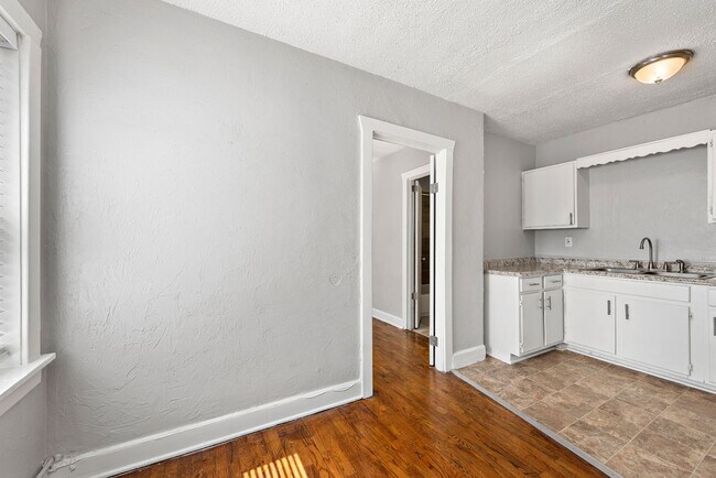 Photo - 3933 CHARLOTTE