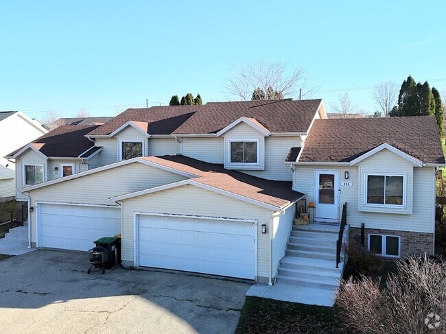Building Photo - 910 N Clover Ln Rental