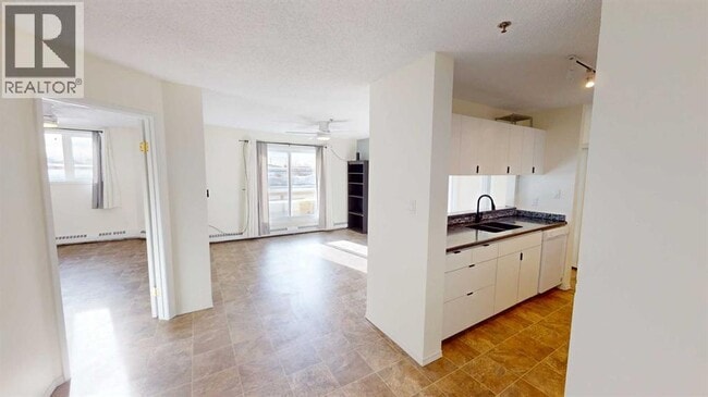 Photo - 10405-10499 99 St