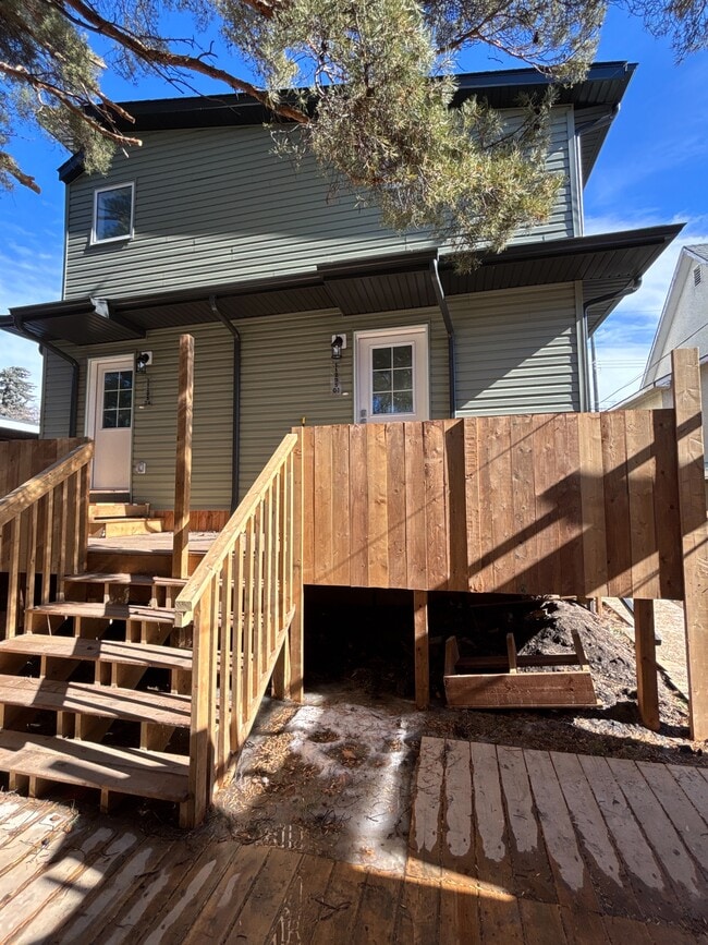 Building Photo - 11205-11268 68 St NW Unit Lower G1