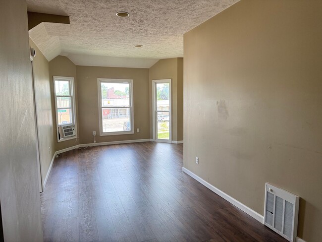 Building Photo - 510 W Washington St Unit #2