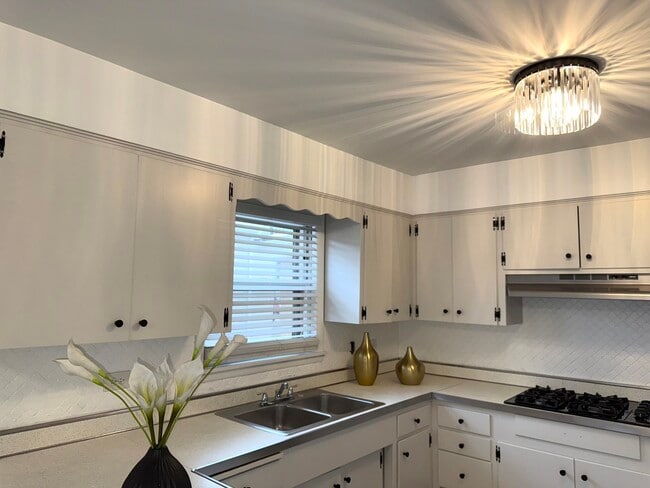 Photo - 2308 Oakton St