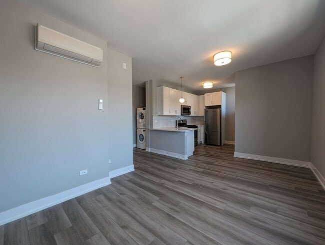 Building Photo - 3941 N Janssen Ave Unit 2