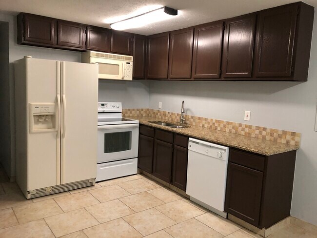 Granite countertop, stainless sink, smooth cooktop, micrwave included. - 225 Orr St House