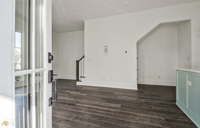 Photo - 135 Carlyle Ln