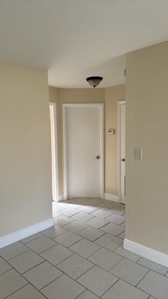 Photo - 503 Mayflower Ln Unit B