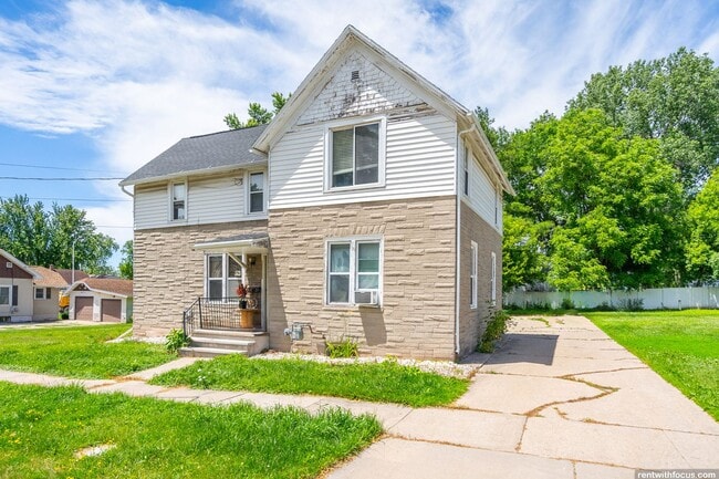 Building Photo - 1111 Oviatt St Unit 1111 1/2 Oviatt St.