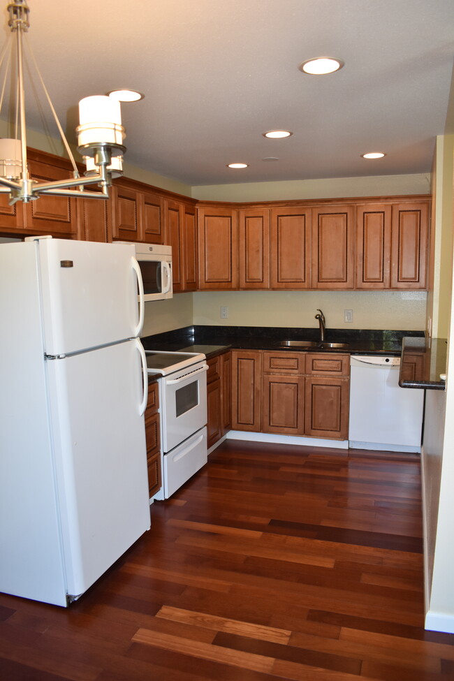 Building Photo - 200 SW Florence Ave Unit G11