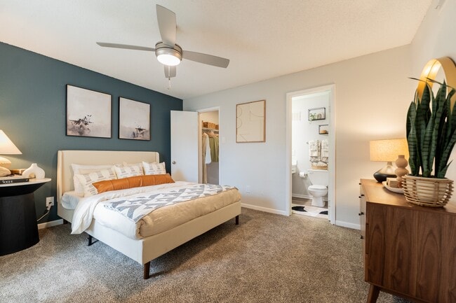 2BR, 2BA - 917SF