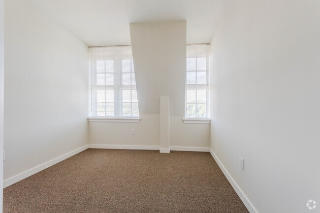 Bedroom - 2BR/1BA - 507 - Charles Street Place Apartments