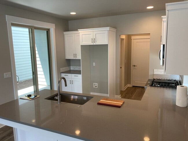 Photo - Beautiful home with great community amenities in Redmond! A/C!
