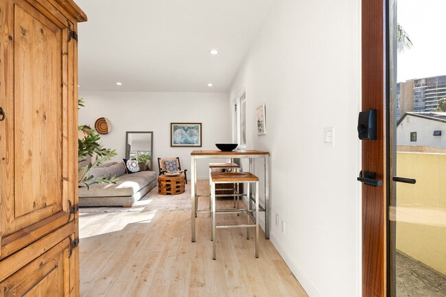 Photo - 831 Dickson St