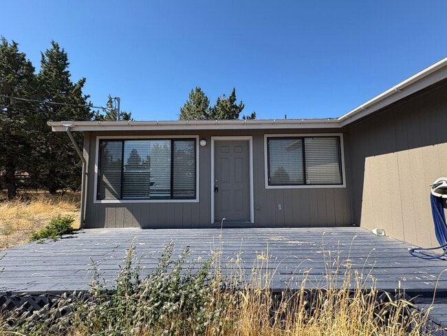 Building Photo - CHECK OUT THIS COZY 2 BEDROOM, 1 BATH TOWN... Rental