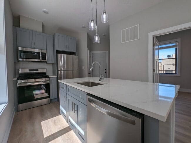 423 W Belden Ave