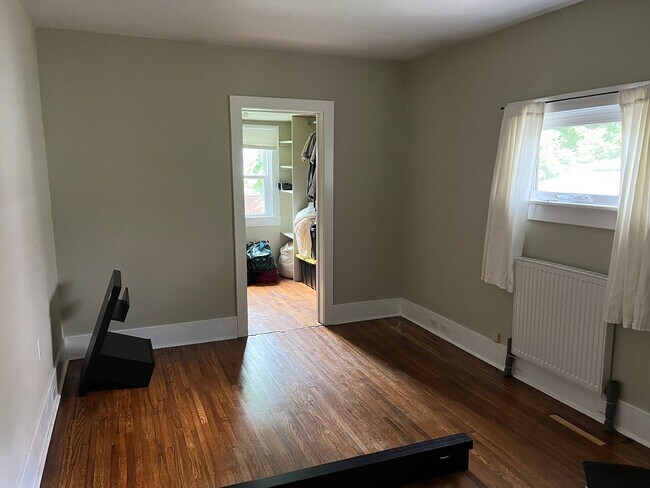 Dormitorio oeste con vestidor - 827 Mathews St Unidad Main-level apartment