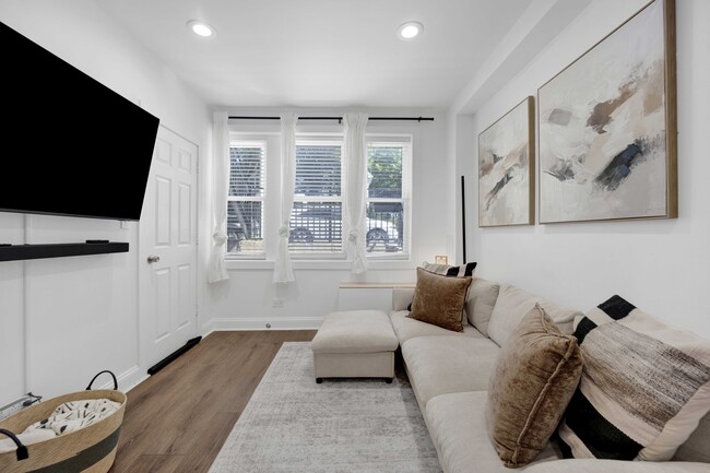 Building Photo - 1851 W Dickens Ave Unit 1F