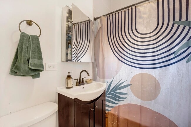Photo - TONS OF LIGHT 2 BED IN BUCKTOWN! -- AVAILABLE 8/1! Unit 2F