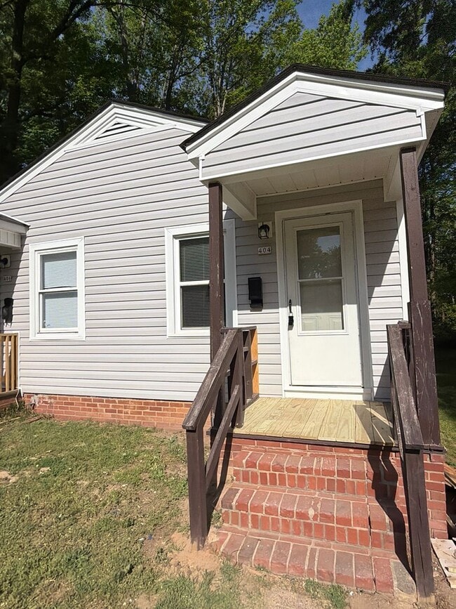 Building Photo - NEW LISTING!!