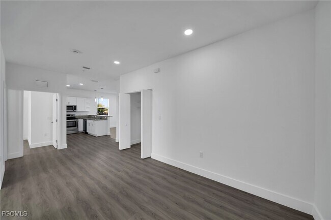 Photo - 275 SW 4th St Unidad 200