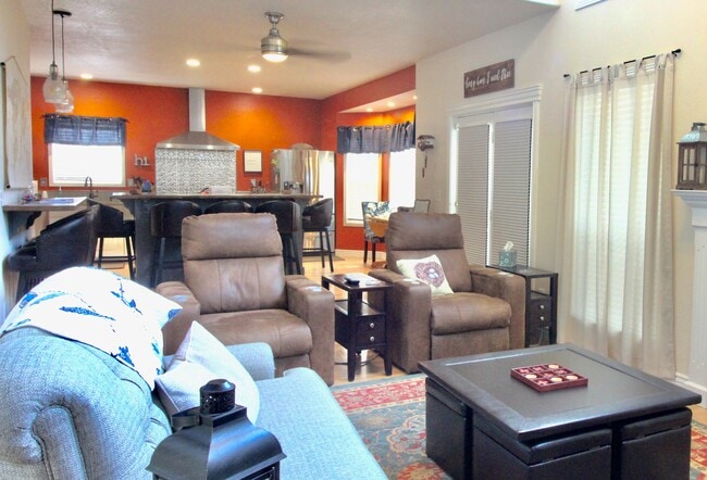 Sala de estar, vista a la cocina - 528 E Knoll Dr