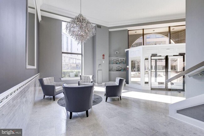 Photo - Georgetown. Upper *** Large, Stylish, Top ... Unit 1