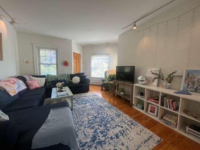 Building Photo - 27 Holton St Unit 1