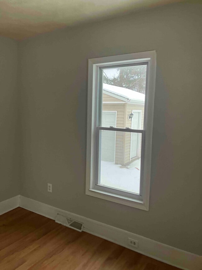 Photo - 1011 E 72nd St