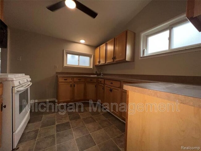 Photo - 32028 Maine St