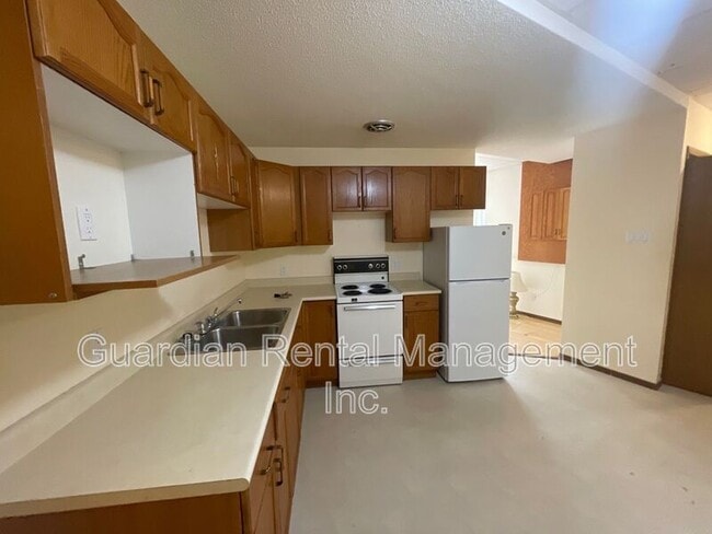 Photo - 460 Dewe Ave Unit A