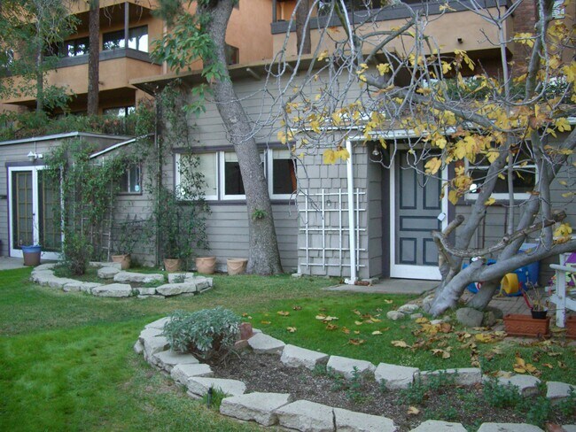 Front with yard - 679 S Mentor Ave Unit Guest House