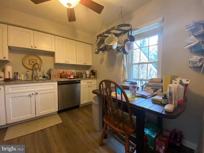 Building Photo - 240 Valley Stream Ln Unit 240