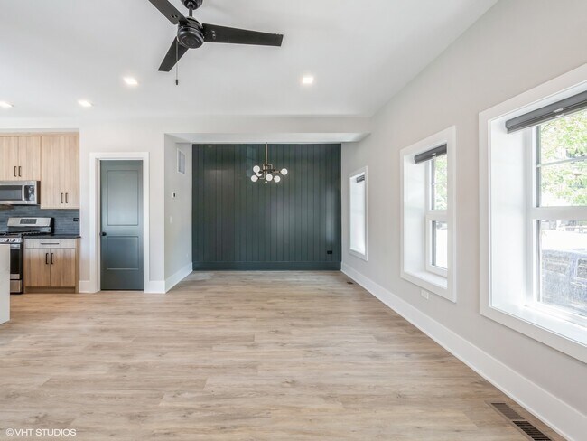 Photo - 1607 W Waveland Ave Unit 1S