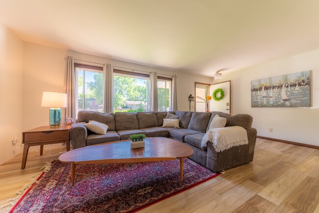 Photo - 5310 Trafalger Pl