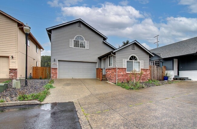 Building Photo - WOODLAND 3 BEDROOM, 3 BATH BEAUTY!