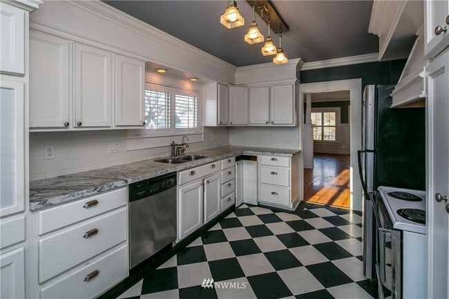 Photo - Walk to Schools, Downtown & Waterfront from Lettered Streets 5bd Home