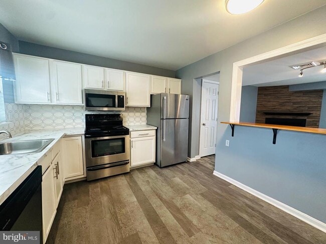 Photo - 406 Barrington Ct