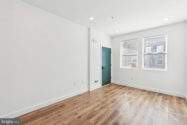 Photo - 415 W York St