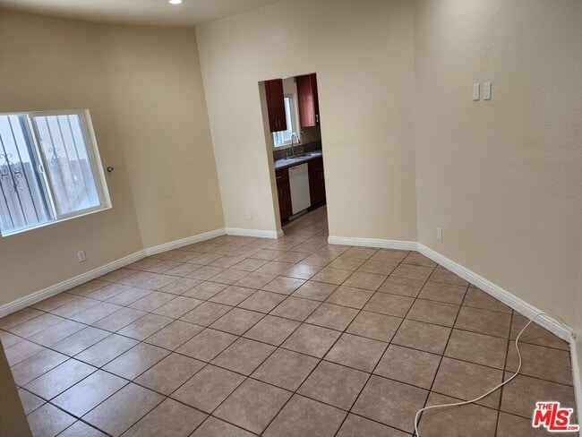 Photo - 750 E 40th Pl Unidad 750