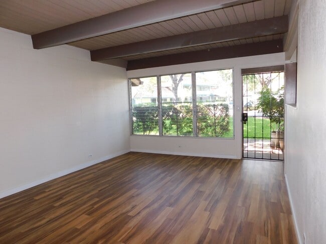 Photo - 2-bed 2-bath 1- parking Tropic Gardens Town House for rent!