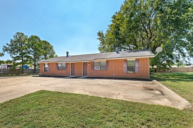 Photo - Newly Renovated Duplex in West Fayetteville!