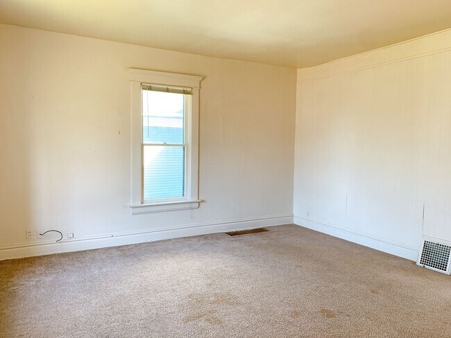 Photo - Classic 4 bdrm/2 bath High St home, right in the heart of Student Row! Unidad 1112 High St