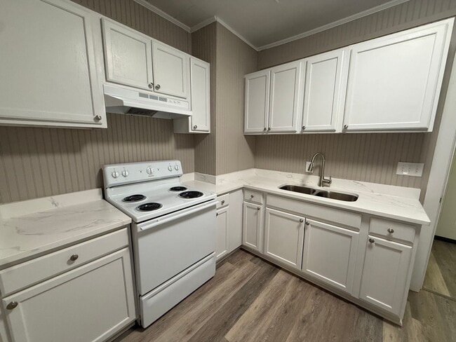 Photo - 708 Woodrow St S