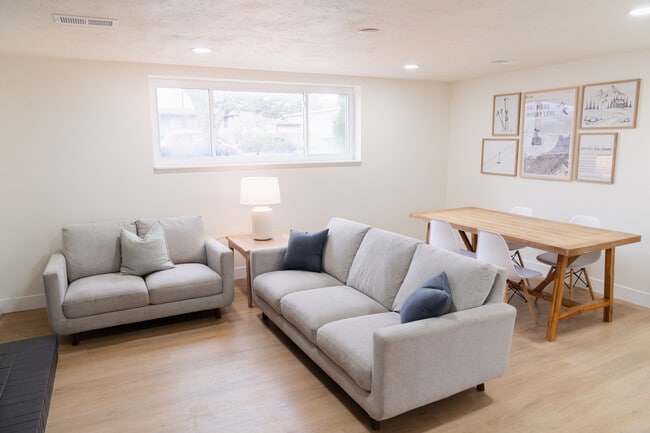 Building Photo - 6805 S Nye Dr Unit Apartment