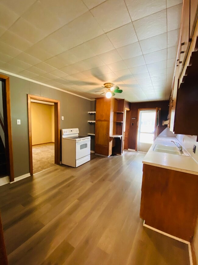 Photo - 628 Garfield Ave SW