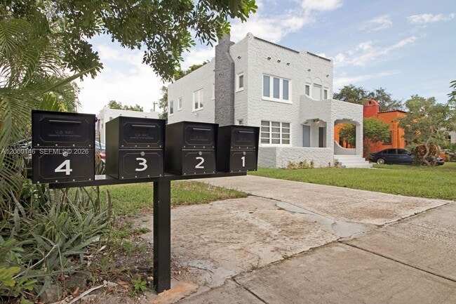 327 SW 20th St Unit 2