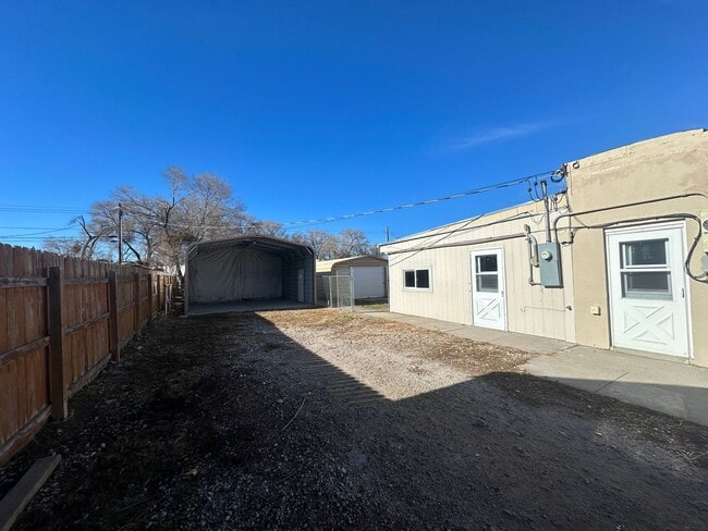 Building Photo - One bedroom, One bathroom front/back duplex. Pet Friendly! Located in Scottsbluff! Unit 1210 9th Ave (Back)