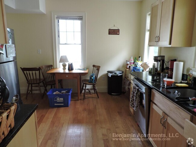 Building Photo - 74 Brooks St Unit 2 Rental