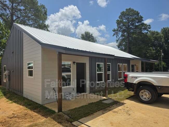 Photo - 405 N Logan Ln